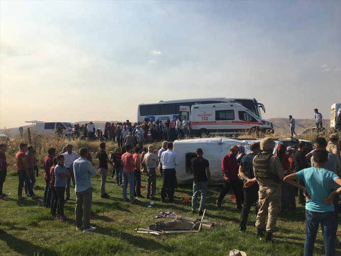 Mardin'de işçileri taşıyan minibüs devrildi: 16 yaralı