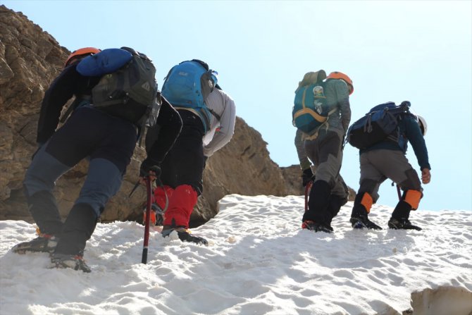 Terörden arındırılan dağlarda zirve tırmanışı