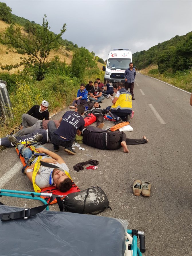 Hatay’da düzensiz göçmenleri taşıyan araç devrildi: 11 yaralı