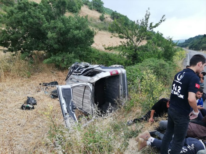 Hatay’da düzensiz göçmenleri taşıyan araç devrildi: 11 yaralı