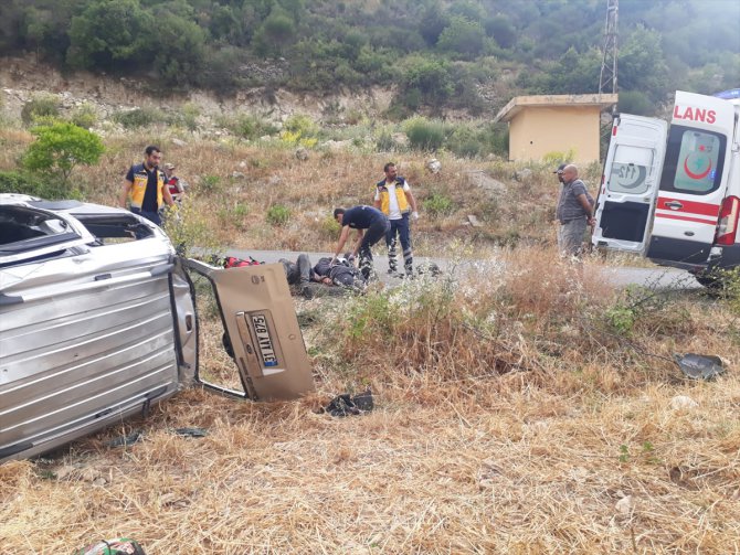 Hatay’da düzensiz göçmenleri taşıyan araç devrildi: 11 yaralı