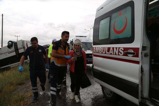 Nevşehir'de tur midibüsü ile otomobil çarpıştı: 27 yaralı