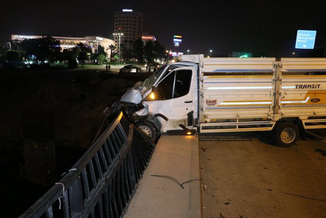 Adana'da kamyonetler çarpıştı: 3 yaralı