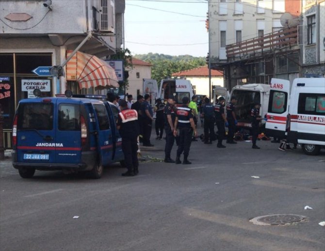 Edirne’de düzensiz göçmenleri taşıyan araç kaza yaptı