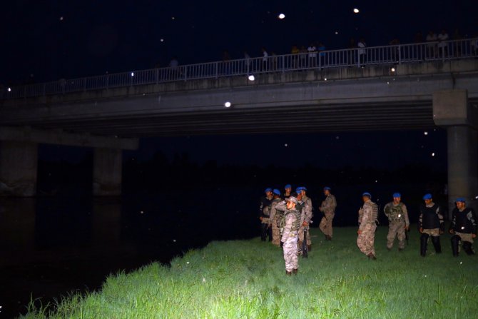 Balık tutmak için Ceyhan Nehri'ne giren genç kayboldu