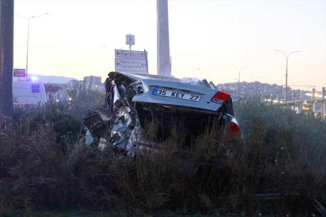 Trafik ışıklarına çarpan otomobildeki 2 kişi hayatını kaybetti