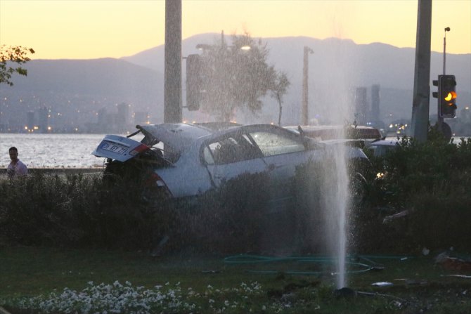 Trafik ışıklarına çarpan otomobildeki 2 kişi hayatını kaybetti