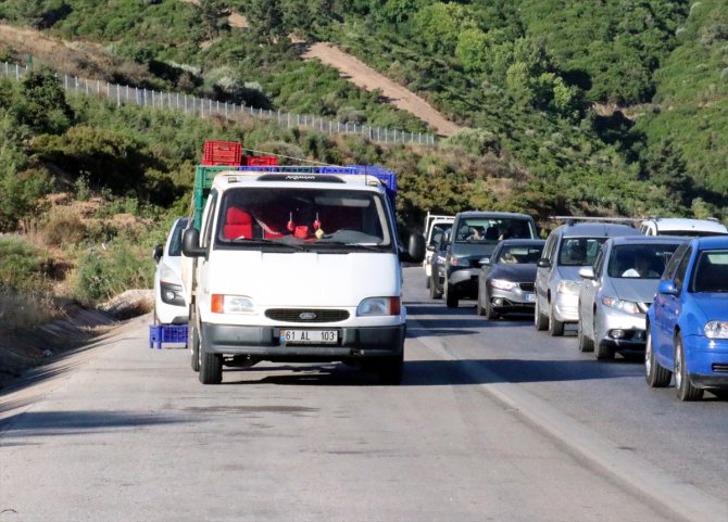 Otoyolda düşen sebze kasalarını toplarken canından oldu