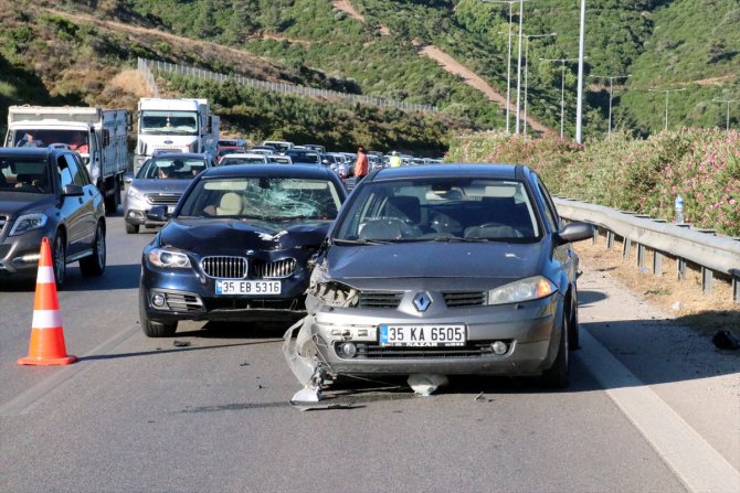 Otoyolda düşen sebze kasalarını toplarken canından oldu