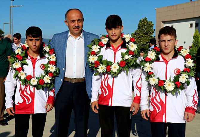 Şampiyon güreşçi Alperen Berber çiçeklerle karşılandı