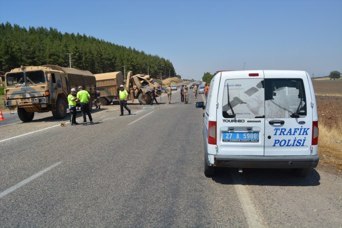 Gaziantep'te askeri araç devrildi: 2 yaralı