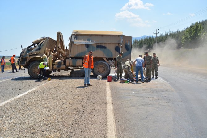 Gaziantep'te askeri araç devrildi: 2 yaralı