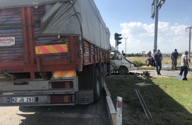 Konya'da minibüs ile kamyon çarpıştı: 13 yaralı