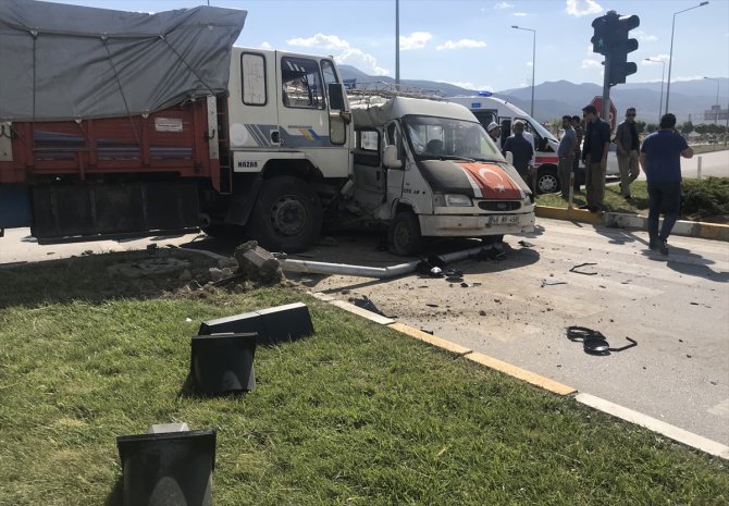 Konya'da minibüs ile kamyon çarpıştı: 13 yaralı