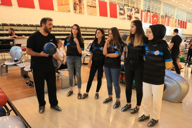 Köyde kurdukları takımla bowling şampiyonu oldular