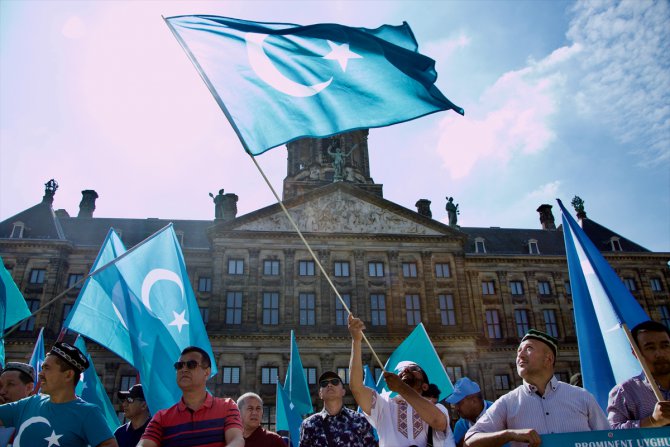 Uygur Türkleri Hollanda'da Çin'i protesto etti