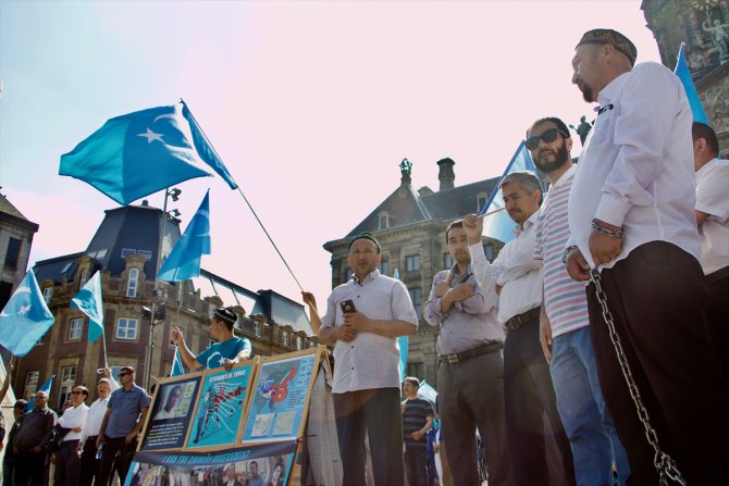 Uygur Türkleri Hollanda'da Çin'i protesto etti