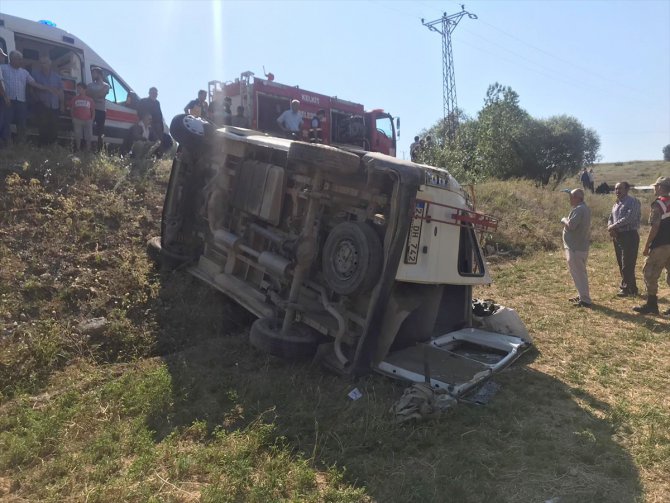 Gümüşhane'de minibüs şarampole devrildi: 1 ölü, 18 yaralı