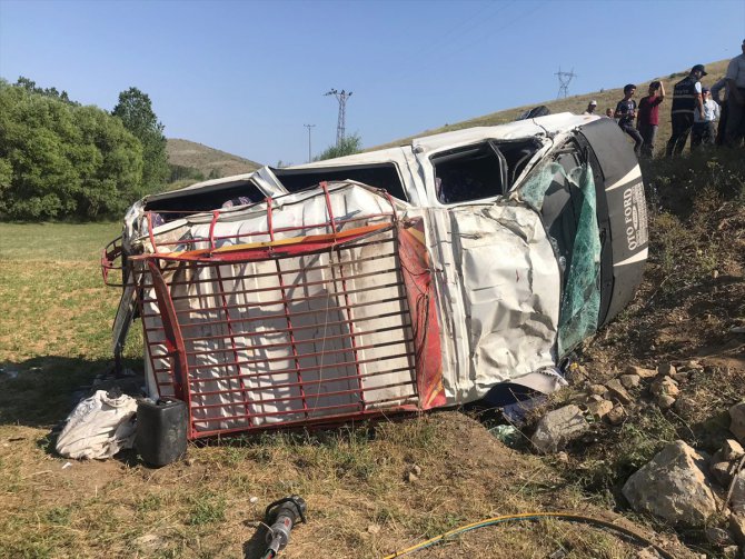 Gümüşhane'de minibüs şarampole devrildi: 1 ölü, 18 yaralı