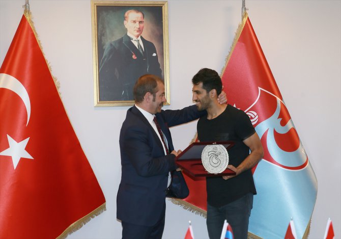 Trabzonspor'dan Vahid Amiri'ye teşekkür plaketi