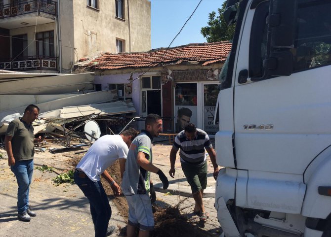 İzmir'de işçileri taşıyan minibüsler tırla çarpıştı: 12 yaralı