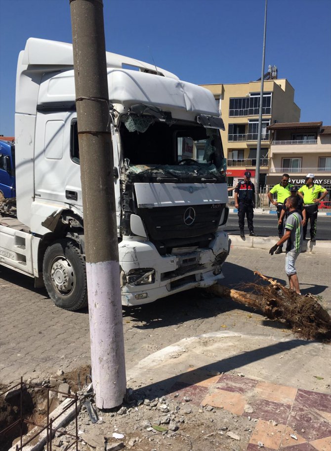 İzmir'de işçileri taşıyan minibüsler tırla çarpıştı: 12 yaralı