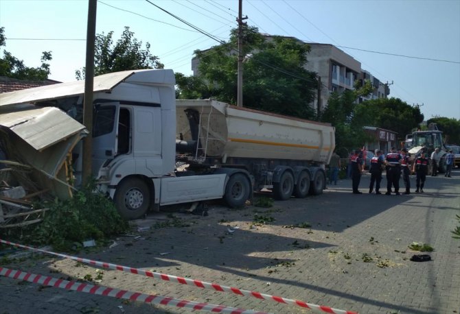 İzmir'de işçileri taşıyan minibüsler tırla çarpıştı: 12 yaralı