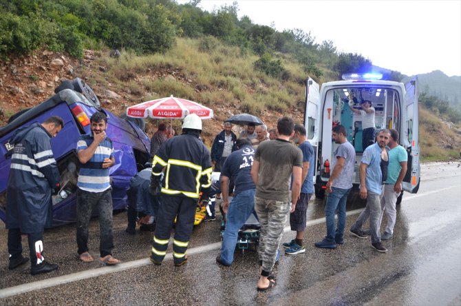 Adana'da minibüs devrildi: 6 yaralı