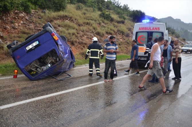 Adana'da minibüs devrildi: 6 yaralı