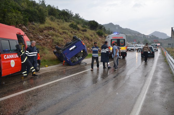 Adana'da minibüs devrildi: 6 yaralı