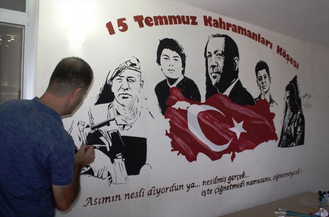 Duvarlara 15 Temmuz kahramanlıklarını resmediyor