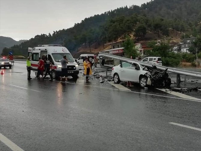 Kahramanmaraş'ta otomobil bariyerlere çarptı: 4 yaralı