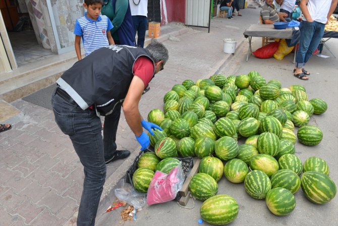 Polis, pazar tezgahlarında uyuşturucu aradı