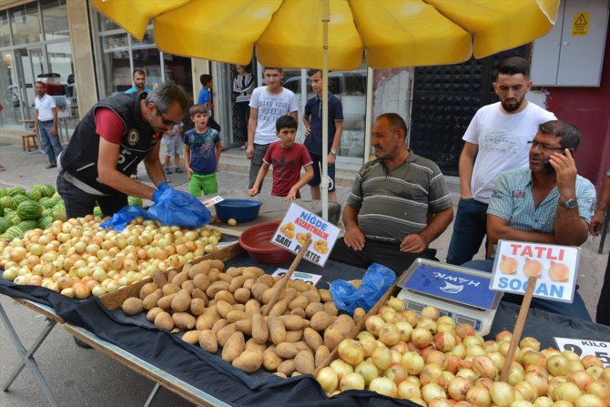 Polis, pazar tezgahlarında uyuşturucu aradı