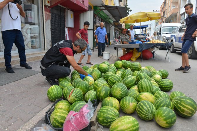 Polis, pazar tezgahlarında uyuşturucu aradı