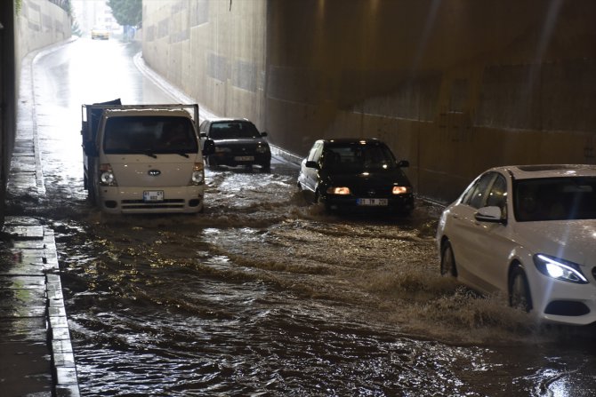 Adana'da sağanak etkili oldu