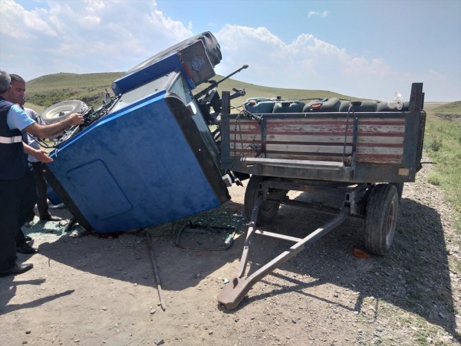 Devrilen traktörde sıkışan iki yaralıyı ekipler kurtardı