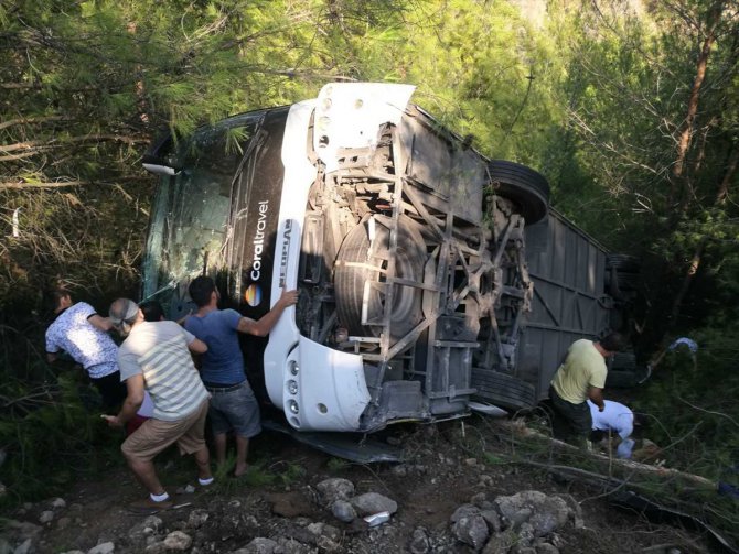 Polonyalı turistleri taşıyan otobüs devrildi