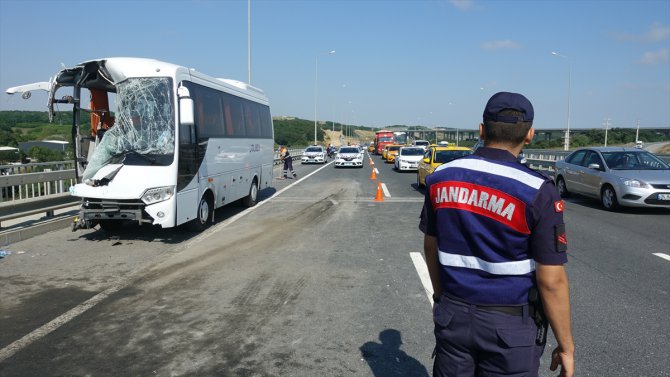 İstanbul'da servis aracıyla otobüs çarpıştı: 12 yaralı