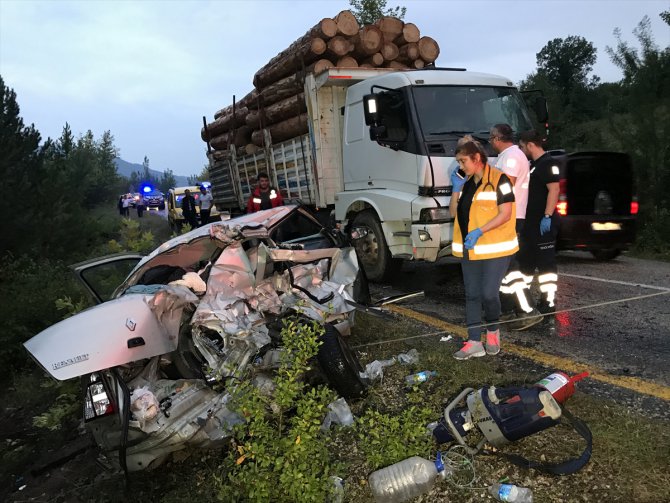 Karabük'te otomobil kamyonla çarpıştı: 2 ölü, 2 yaralı