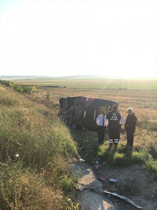 Eskişehir'de yolcu otobüsü şarampole devrildi: 13 yaralı