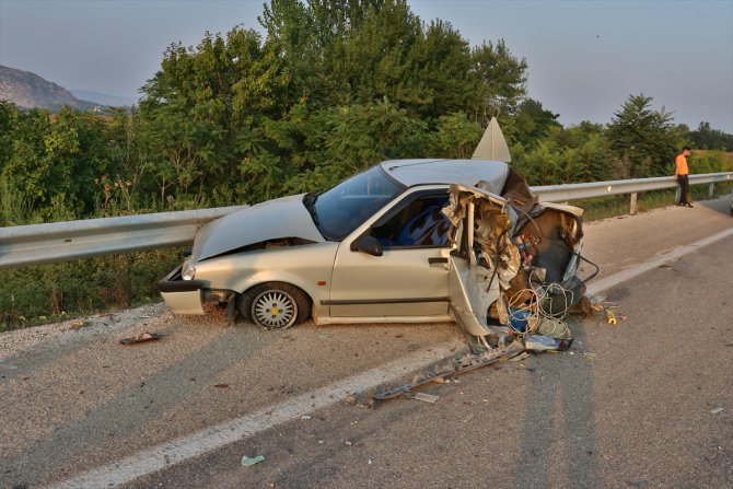 Parçalanan otomobilden hafif yaralı kurtuldular