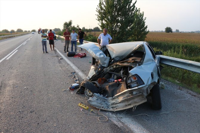 Parçalanan otomobilden hafif yaralı kurtuldular