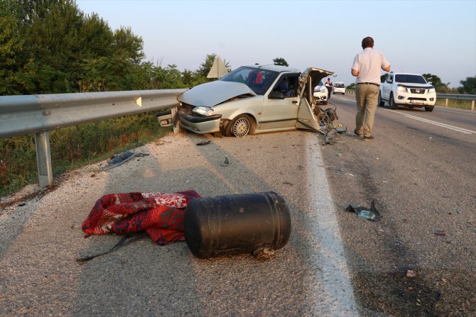 Parçalanan otomobilden hafif yaralı kurtuldular