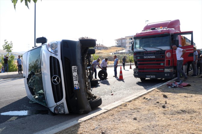 Elazığ'da tır ile minibüs çarpıştı: 3 yaralı