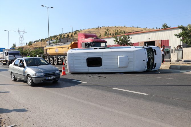 Elazığ'da tır ile minibüs çarpıştı: 3 yaralı