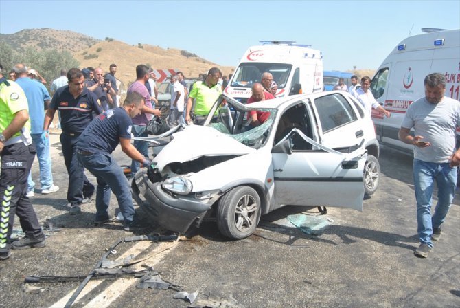 İzmir'de trafik kazası: 1'i ağır 8 yaralı