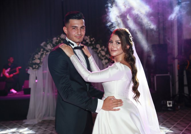 Trabzonspor'un milli kalecisi Uğurcan Çakır evlendi