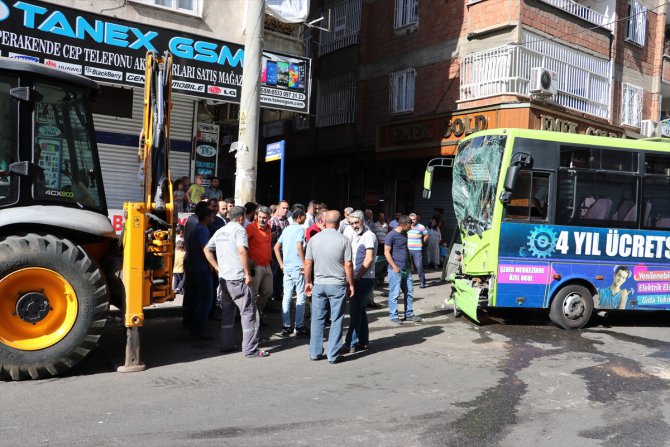 Diyarbakır'da halk otobüsü ile iş makinesi çarpıştı: 5 yaralı