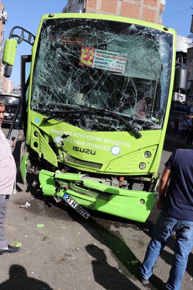 Diyarbakır'da halk otobüsü ile iş makinesi çarpıştı: 5 yaralı